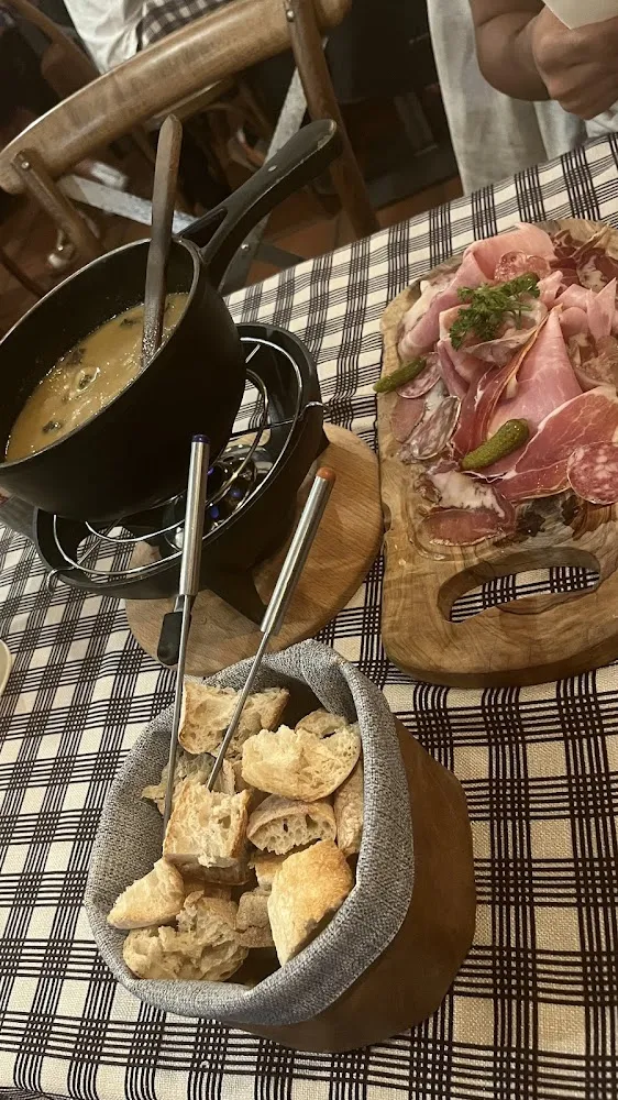 Fondue Savoyarde Aux Cèpes Avec Plateau de Charcuterie